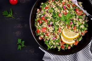 Salada de Quinoa Deliciosamente Leve e Muito Refrescante