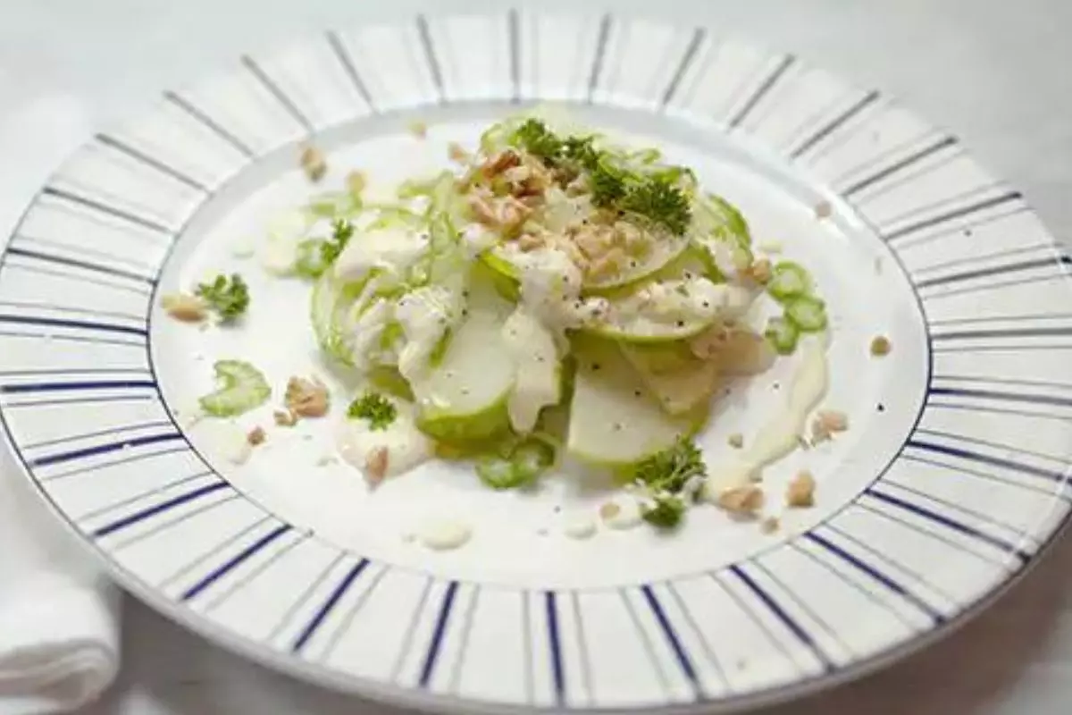 Salada Waldorf Refrescante e Deliciosa para Um Almoço Leve