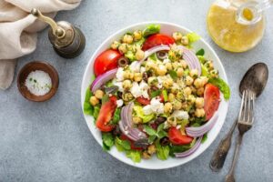 Salada de Grão-de-Bico Muito Saborosa e Simples de Preparar