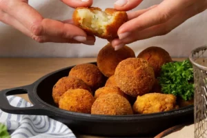 Bolinho de Bacalhau Português Petisco clássico e delicioso