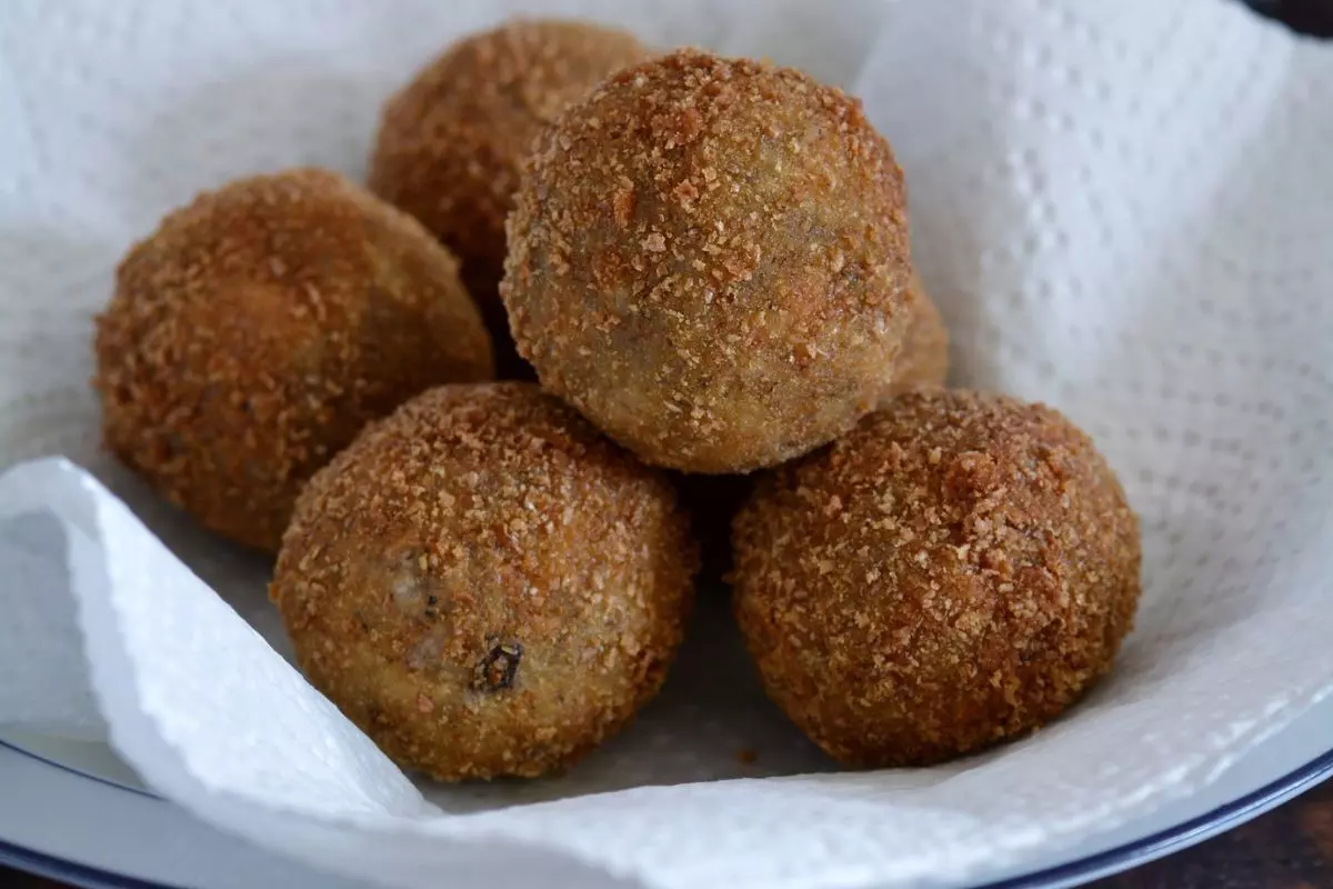 Bolinho de Arroz com Queijo Muçarela e Presunto Simples Saboroso