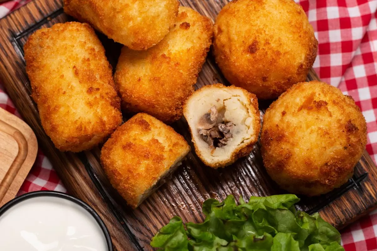 bolinho-de-mandioca-macio-por-dentro-e-crocante-por-fora