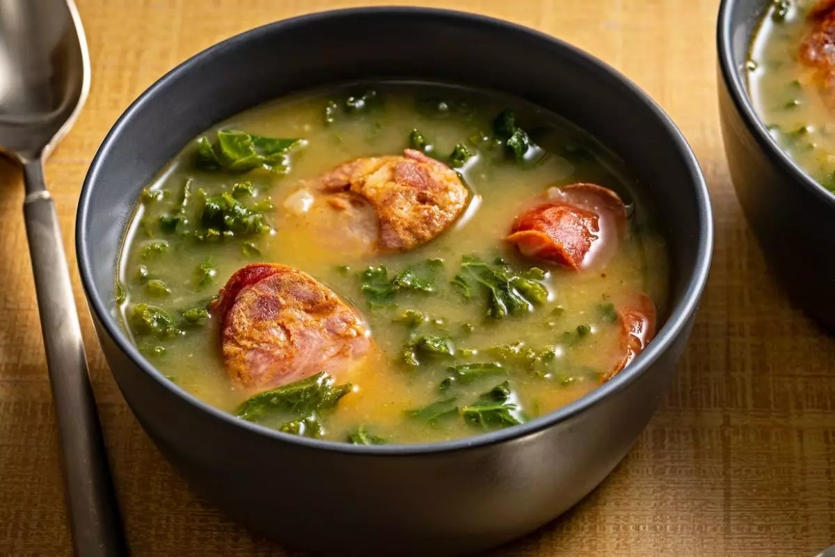 caldo-verde-delicioso-numa-receita-raiz